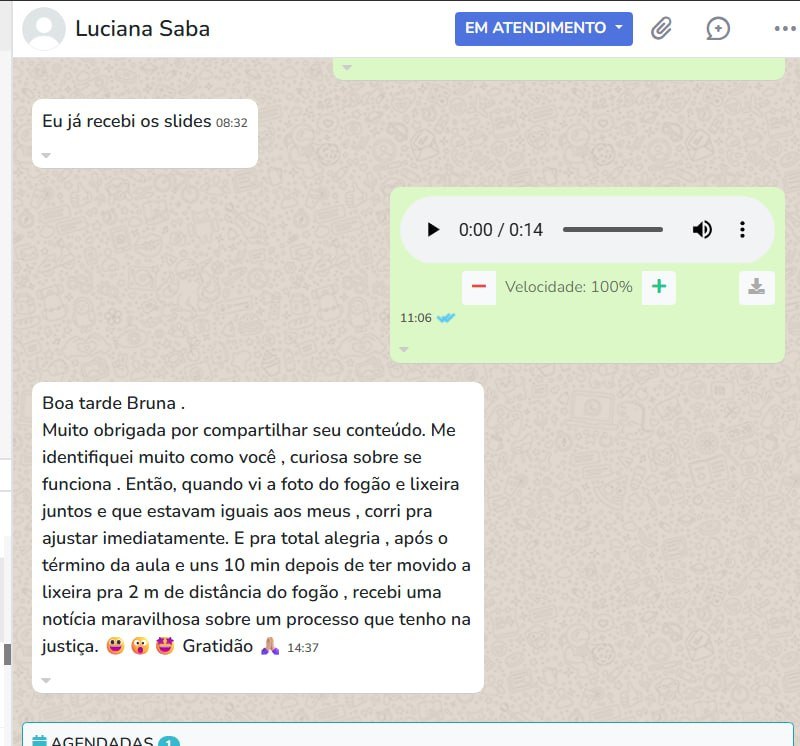 Mensagem de aluna contando que moveu a lixeira do fogão e recebeu uma notícia sobre um processo na justiça